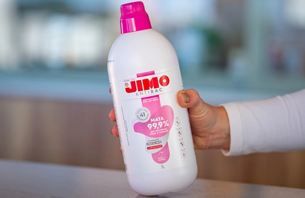 JIMO Antibac Líquido. Superfícies e objetos podem estar contaminados com germes que causam danos à saúde. com o JIMO Antibac Líquido, a limpeza ganha um toque de proteção. ele é um desinfetante que limpa e mata 99% das bactérias, fungos e vírus, e oferece mais segurança para sua família.