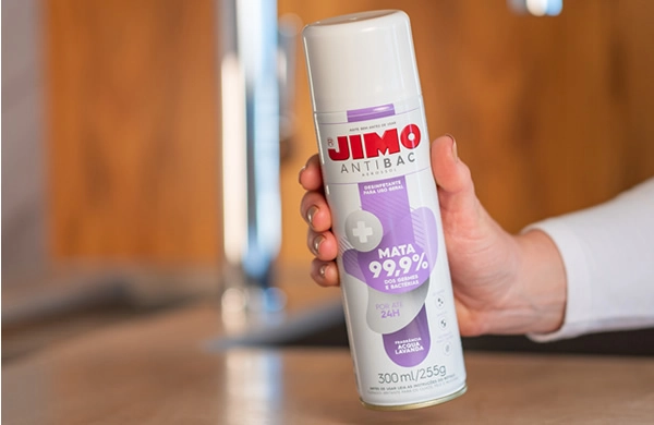 JIMO Antibac Aerossol. Um desinfetante em aerossol que, além de limpar diversas superfícies, mata bactérias e fungos, evitando o mofo. sua ação residual ocorre devido à formação de uma película protetora que continua agindo contra bactérias por até 24 horas.