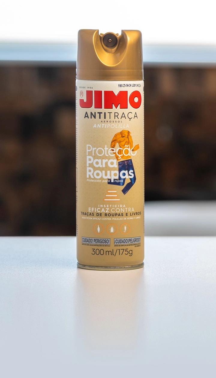 JIMO Antitraça Aerossol. Um inseticida desenvolvido para eliminar traças que atacam roupas e livros. o produto tem ação fulminante no extermínio de traças.