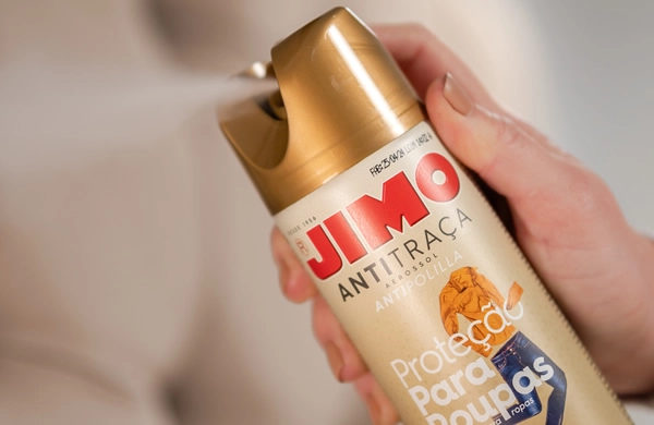 JIMO Antitraça Aerossol. Um inseticida desenvolvido para eliminar traças que atacam roupas e livros. o produto tem ação fulminante no extermínio de traças.