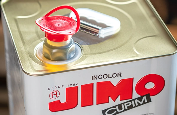 JIMO Cupim Base Solvente é um inseticida pronto para uso, eficaz contra cupins e brocas. indicado para tratamento preventivo ou curativo da madeira seca, ele penetra profundamente nos veios, garantindo alta proteção. disponível nas versões incolor e marrom escuro.
