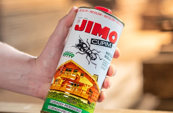 JIMO Cupim é um inseticida pronto para uso, eficaz contra cupins e brocas. indicado para tratamento preventivo ou curativo da madeira seca, ele penetra profundamente nos veios, garantindo alta proteção. disponível nas versões incolor e marrom escuro.