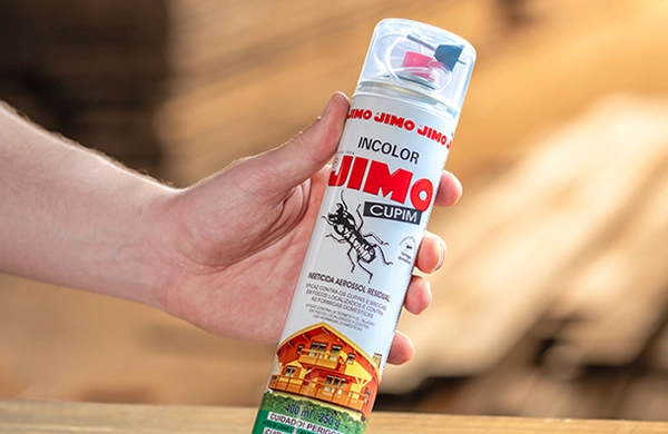 JIMO Cupim Aerossol é um inseticida pronto para uso, com alto poder residual, ideal para combater cupins e brocas em madeiras. com alto poder de penetração e um tubo flexível com agulha injetora, garante aplicação precisa e sem respingos. também é eficaz contra formigas em frestas e fendas.