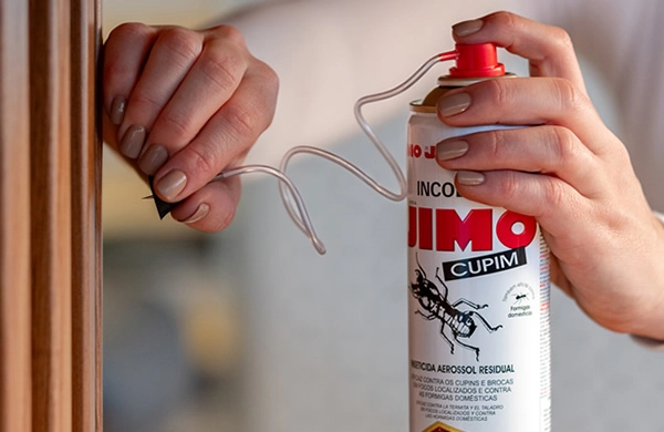 JIMO Cupim Aerossol é um inseticida pronto para uso, com alto poder residual, ideal para combater cupins e brocas em madeiras. com alto poder de penetração e um tubo flexível com agulha injetora, garante aplicação precisa e sem respingos. também é eficaz contra formigas em frestas e fendas.