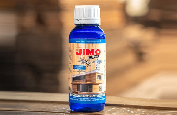 JIMO Cupim Base Água. Um inseticida inovador para tratamento preventivo ou curativo da madeira seca sem acabamento. ele contém nanopartículas que penetram profundamente na madeira, protegendo-a contra cupins. é incolor e pronto para uso, garantindo proteção sem alterar a aparência da madeira.