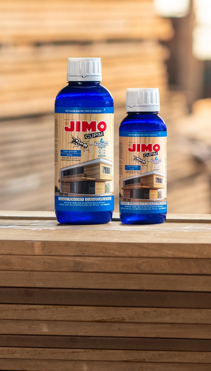 JIMO Cupim Base Água. Um inseticida inovador para tratamento preventivo ou curativo da madeira seca sem acabamento. ele contém nanopartículas que penetram profundamente na madeira, protegendo-a contra cupins. é incolor e pronto para uso, garantindo proteção sem alterar a aparência da madeira.
