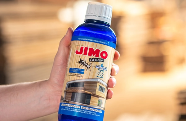 JIMO Cupim Base Água. Um inseticida inovador para tratamento preventivo ou curativo da madeira seca sem acabamento. ele contém nanopartículas que penetram profundamente na madeira, protegendo-a contra cupins. é incolor e pronto para uso, garantindo proteção sem alterar a aparência da madeira.