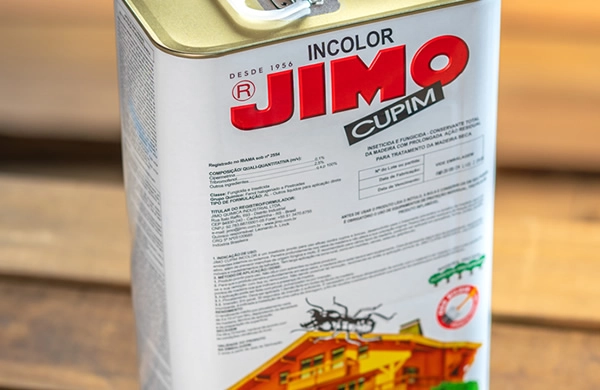 JIMO Cupim Base Solvente é um inseticida pronto para uso, eficaz contra cupins e brocas. indicado para tratamento preventivo ou curativo da madeira seca, ele penetra profundamente nos veios, garantindo alta proteção. disponível nas versões incolor e marrom escuro.