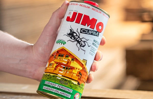 JIMO Cupim é um inseticida pronto para uso, eficaz contra cupins e brocas. indicado para tratamento preventivo ou curativo da madeira seca, ele penetra profundamente nos veios, garantindo alta proteção. disponível nas versões incolor e marrom escuro.