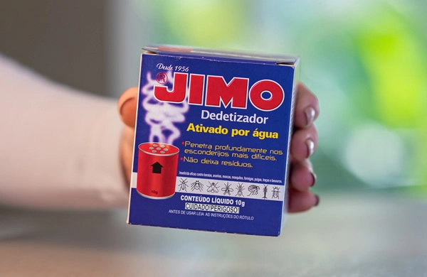JIMO Dedetizador é um inseticida que forma uma névoa, capaz de penetrar profundamente nos esconderijos mais difíceis, como rachaduras, frestas e atrás de móveis. eficaz contra baratas, aranhas, moscas, mosquitos, formigas, pulgas, traças e besouros, o produto não deixa resíduos no ambiente.
