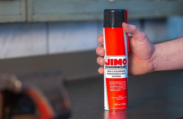 JIMO Descarbonizante Aerossol. Desenvolvido para desobstruir e limpar carburadores e bicos injetores, removendo rapidamente todos os elementos que obstruem canais, gargulantes e válvulas no sistema de injeção de combustível. ideal para restaurar o desempenho do motor e garantir um funcionamento suave e eficiente.