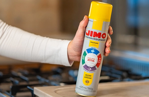 JIMO Desengordurante Aerossol. Detergente concentrado que facilita a limpeza de superfícies engorduradas e não contém soda cáustica. seu princípio ativo age dissolvendo a sujeira e garantindo a limpeza de forma prática.