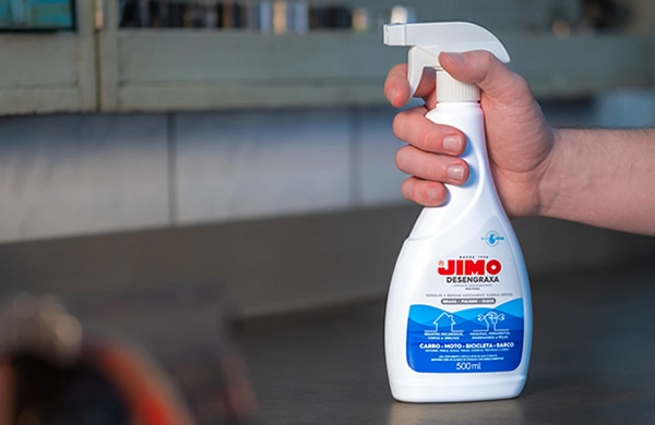 o JIMO Desengraxa foi desenvolvido para dissolver e remover rapidamente sujeiras mais pesadas das superfícies, como graxa, óleo, gordura e fuligem. altamente eficiente na limpeza de peças, máquinas e equipamentos industriais.