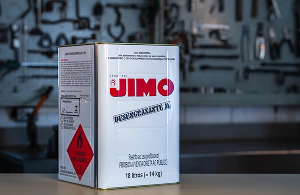 O JIMO Desengraxante remove graxa, sujeira, fuligem e óleo das superfícies de motores, motos, bicicletas, correntes, barcos, pisos, macacões, etc. contém agentes ativos que proporcionam uma limpeza profunda. penetra em lugares de difícil acesso, removendo e dissolvendo a sujeira.