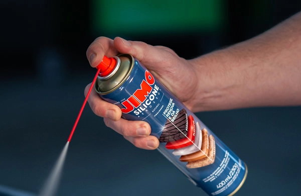 O JIMO Desmoldante é um produto à base de fluído de dimetilpolisiloxano inodoro, atóxico e não carbonizante, ideal para borrachas, plásticos e fundição de metais. devido à sua baixa tensão superficial, espalha-se facilmente sobre as superfícies, tornando-as hidrorepelentes e antiaderentes.