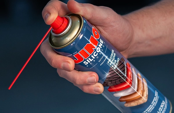 O JIMO Desmoldante é um produto à base de fluído de dimetilpolisiloxano inodoro, atóxico e não carbonizante, ideal para borrachas, plásticos e fundição de metais. devido à sua baixa tensão superficial, espalha-se facilmente sobre as superfícies, tornando-as hidrorepelentes e antiaderentes.