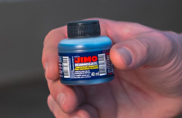 JIMO Desodorizante Sanitário. Produto desenvolvido para aparelhos sanitários com recirculação de resíduos. possui ação antimicrobiana, desodorizando e desagregando resíduos de toaletes ou sistemas coletores de dejetos. é altamente eficaz para sanitários em ônibus, trailers, barcos, aviões, etc. não contém metais pesados