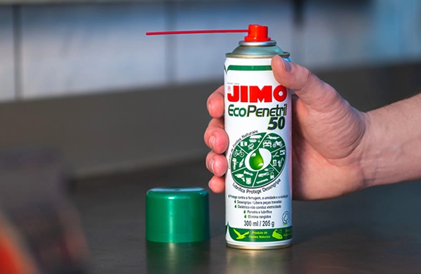 JIMO Ecopenetril 50 é um lubrificante natural multifuncional para uso doméstico, industrial, esportivo e automotivo. composto por óleos de fontes naturais e biodegradáveis, ele lubrifica, desengripa e protege contra umidade e oxidação, além de ser dielétrico, não conduzindo eletricidade