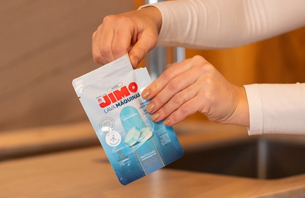 JIMO Lava-Máquinas é um produto desenvolvido especialmente para a limpeza interna de máquinas de lavar louças. as pastilhas concentradas e enzimáticas eliminam resíduos de gordura acumulados, deixando a máquina livre de odores desagradáveis e com uma fragrância cítrica.