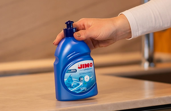 O JIMO Lava-Louça Gel é um detergente concentrado, desenvolvido para ser usado em máquinas lava-louças. Sua fórmula exclusiva remove os resíduos mais difíceis, sem agredir, deixando um brilho intenso nas louças, talheres e panelas.