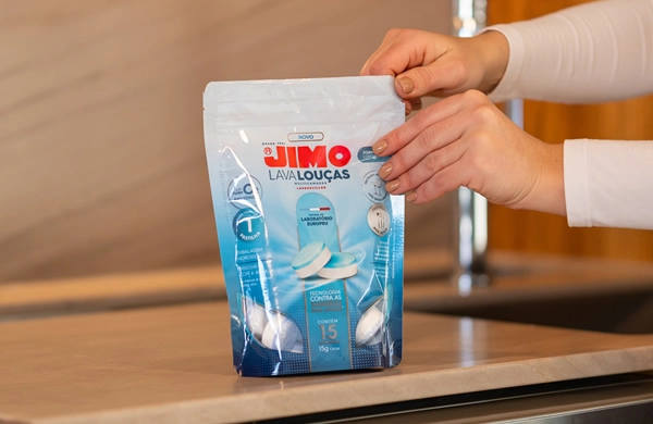 o JIMO Lava-Louças Multicamadas é um detergente concentrado em pastilhas para máquinas de lavar louça, testado em laboratório europeu dentro dos critérios mais rigorosos. as multicamadas servem para separar alguns ingredientes, potencializando o processo de limpeza e proteção das louças.