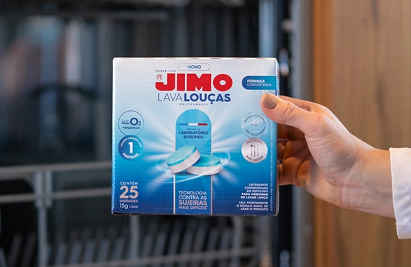 O JIMO Lava-Louças Multicamadas é um detergente concentrado em pastilhas para máquinas de lavar louça, testado em laboratório europeu dentro dos critérios mais rigorosos. as multicamadas servem para separar alguns ingredientes, potencializando o processo de limpeza e proteção das louças.
