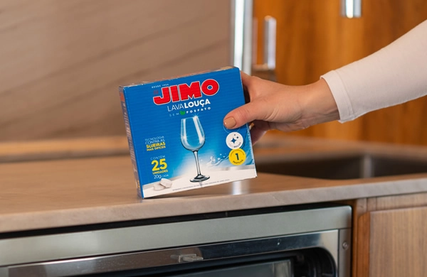 JIMO Lava-Louças Detergente em pastilhas remove sujeiras difíceis, como gorduras, ovo e café. é efervesente, solúvel em água e não deixa resíduos. com alto poder desengordurante, confere brilho às louças e contém tensoativos biodegradáveis, promovendo uma limpeza eficiente e ambientalmente responsável