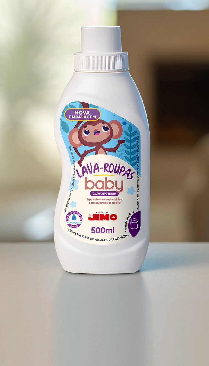 JIMO Lava-Roupas Baby. Para proporcionar mais delicadeza e maciez às roupinhas dos bebês, o JIMO Baby conta com uma fórmula hipoalergênica e dermatologicamente testada, com uma fragrância suave, que é menos agressiva para as fibras dos tecidos, oferecendo mais aconchego para os bebês.