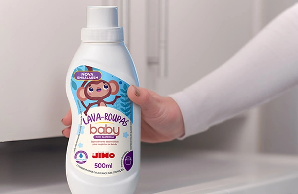 JIMO Lava-Roupas Baby. Para proporcionar mais delicadeza e maciez às roupinhas dos bebês, o JIMO Baby conta com uma fórmula hipoalergênica e dermatologicamente testada, com uma fragrância suave, que é menos agressiva para as fibras dos tecidos, oferecendo mais aconchego para os bebês.