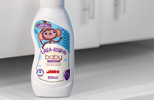 JIMO Lava-Roupas Baby. Para proporcionar mais delicadeza e maciez às roupinhas dos bebês, o JIMO Baby conta com uma fórmula hipoalergênica e dermatologicamente testada, com uma fragrância suave, que é menos agressiva para as fibras dos tecidos, oferecendo mais aconchego para os bebês.