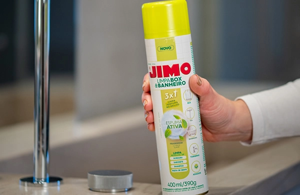 o JIMO Limpa Box & Banheiro é uma espuma multiuso em aerossol desenvolvida para limpeza das superfícies do banheiro. ele remove resíduos de gordura, sabonetes, shampoos e pasta de dentes e possui uma fragrância leve que não agride o olfato.