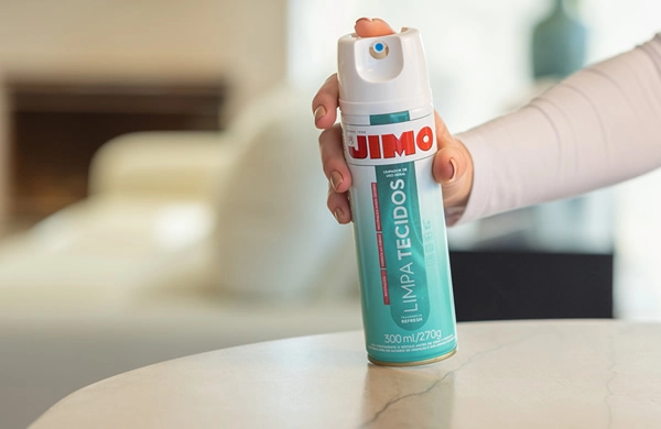 JIMO Limpa Tecidos foi desenvolvido para uma limpeza leve, hidratando e revitalizando as fibras dos tecidos de forma prática. com uma fragrância confortável e sofisticada, o produto possui aditivos com poder de neutralizar moléculas causadoras dos maus odores de animais domésticos e urina.