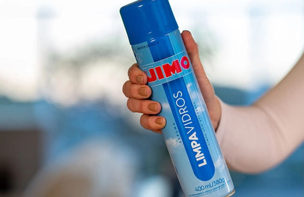 O JIMO Limpa-Vidros remove a sujeira de diversas superfícies, como vidros, acrílicos e cristais. é perfeito para limpar espelhos, janelas, vitrines e para-brisas.