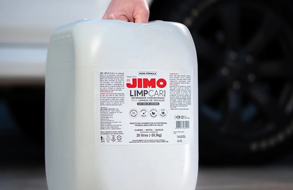 JIMO Limpcar Plus é um detergente neutro desenvolvido para a lavagem de veículos pesados e de passeio. com tensoativo biodegradável e agentes desagregantes de sujeiras, ele garante uma limpeza eficaz tanto na lataria quanto nos vidros.