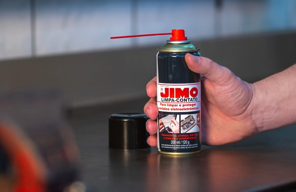 JIMO Limpa-Contato remove graxas, óleos e contaminantes de superfícies eletroeletrônicas, garantindo uma limpeza eficiente sem alterar as propriedades elétricas. desumidifica e protege partes metálicas, prevenindo maus contatos e falhas.