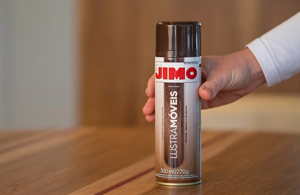 JIMO Lustra Móveis limpa e realça móveis de madeira. contém em sua fórmula cera de carnaúba e silicone, sendo ideal para madeiras novas e antigas. além desta renovação, ele também uma fragrância sofisticada inspirada na natureza, uma mistura de teca, cedro, canela, cardamomo e frutas frescas