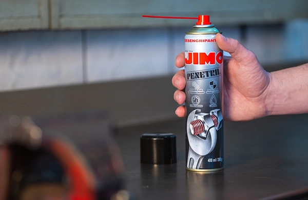 JIMO Penetril é um lubrificante multifuncional, ideal para uso automotivo, esportivo, industrial e doméstico. sua fórmula garante a lubrificação eficaz de motores, peças metálicas, carretilhas, portas de garagens, e muito mais.