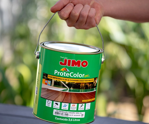 JIMO Protecolor UV. Acabamento acetinado de alta durabilidade indicado para proteger e embelezar superfícies de madeiras em ambientes internos e externos, como decks, portas, janelas, pérgolas, portões, esquadrias, lambris, forros, casas pré-fabricadas, móveis, móveis de jardim, madeiras decorativas em geral