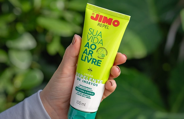 JIMO Repel é uma loção cremosa repelente de insetos, eficaz contra mosquitos transmissores de doenças como febre amarela, dengue, chikungunya e zika. formulado para minimizar alergias, oferece proteção por até 150 minutos. não contém deet.
