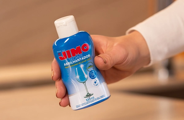 JIMO Secante Abrilhantador melhora a secagem das louças na máquina, evitando manchas e proporcionando um brilho intenso. ideal para manter suas louças com aparência impecável após a lavagem.
