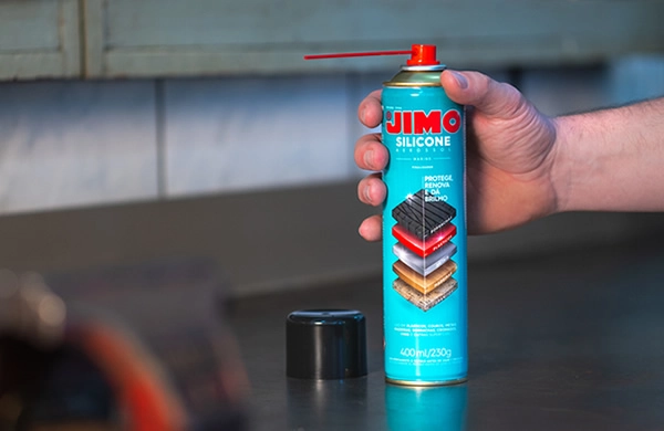 JIMO Silicone Aerossol é um produto versátil que protege, lubrifica e desmolda. destaca a cor e melhora a aparência de várias superfícies. disponível nas versões natural, marine e cheiro de carro novo.