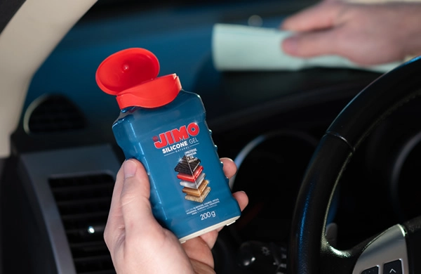 JIMO Silicone Gel. Um produto que protege, conserva e revitaliza borrachas, plásticos, vinis, madeiras e outras superfícies. com sua aplicação simples, renova a cor e garante brilho duradouro, seja em painéis, pneus ou até mesmo móveis e esquadrias. disponível em diversas versões e apresentações.