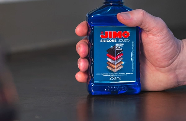 JIMO Silicone Limpa, protege, lubrifica e dá brilho a borrachas, plásticos, vinis, madeiras e mais. ideal para uso automotivo e doméstico. fácil de aplicar, ele pode ser utilizado em painéis, pneus, para-choques e até em móveis e eletrodomésticos.