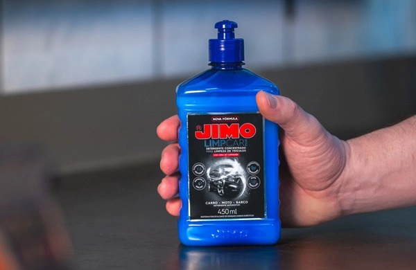 JIMO Limpcar Plus é um detergente neutro automotivo que possui tensoativo biodegradável, ideal para limpeza de lataria e vidros de veículos. ele evita a formação de manchas, proporcionando uma secagem mais rápida e uniforme. indicado para carros, motos, ônibus, caminhões, entre outros.