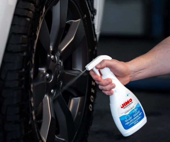 produto jimo desengraxa spray sendo aplicado em roda de carro