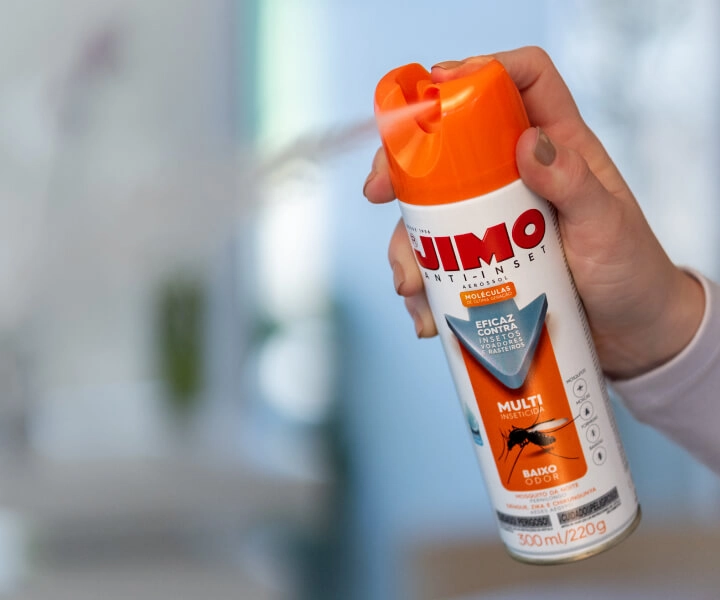 inseticida JIMO sendo aplicado em ambiente doméstico