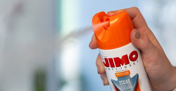 inseticida JIMO sendo aplicado em ambiente doméstico